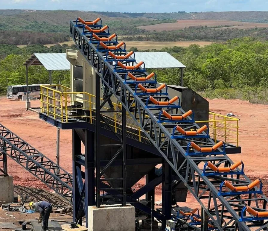 Estrutura metálica para esteira transportadora em planta de mineração